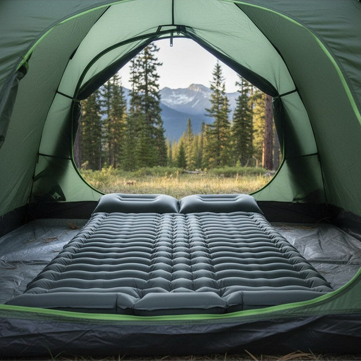 Campingmatta i tält med bergsvy