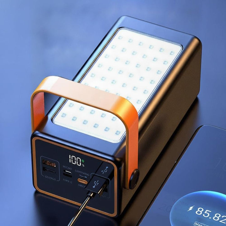 Powerbank med LED-campinglampa och orange handtag – framsida med portar