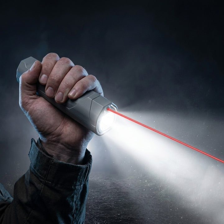 Ficklamp med laser och COB-panel med magnetisk bas – dramatisk nattscen