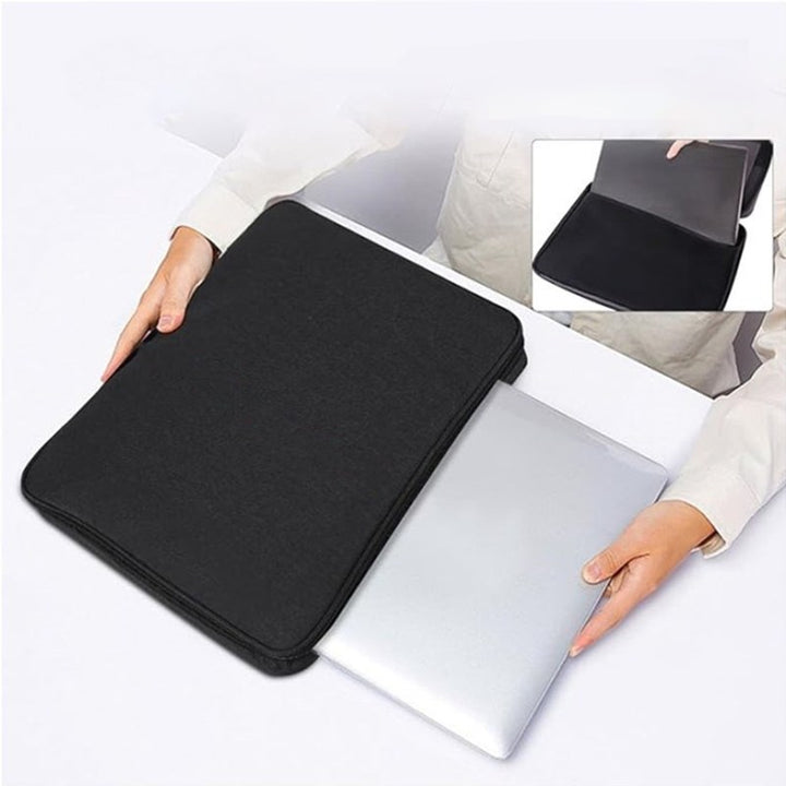 Händer som lägger laptop i väskan