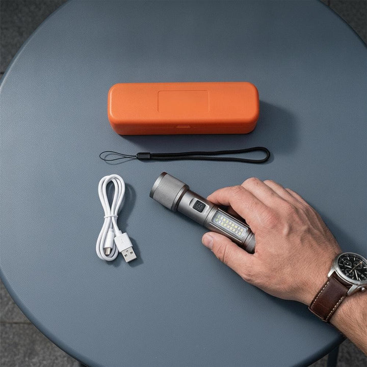 LED-ficklampa med tillbehör – case, USB-kabel och handledsrem