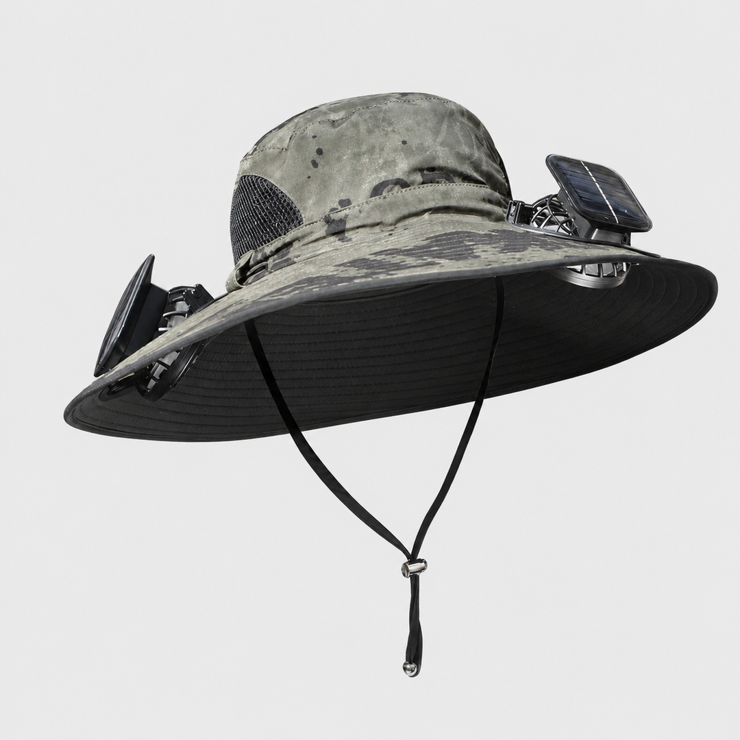 Solcellsdriven kylhatt i camo grön med solpaneler och fläktar