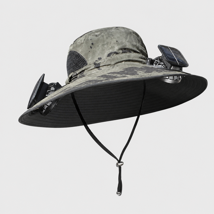 Solcellsdriven kylhatt i camo grön med solpaneler och fläktar