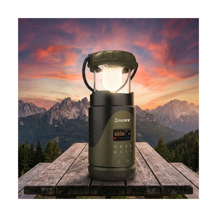 Expedition R30 campinglampa på bord med bergsutsikt