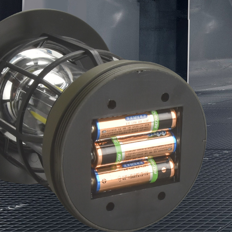 Batteriutrymmet med AA-batterier i botten av retrolyktan