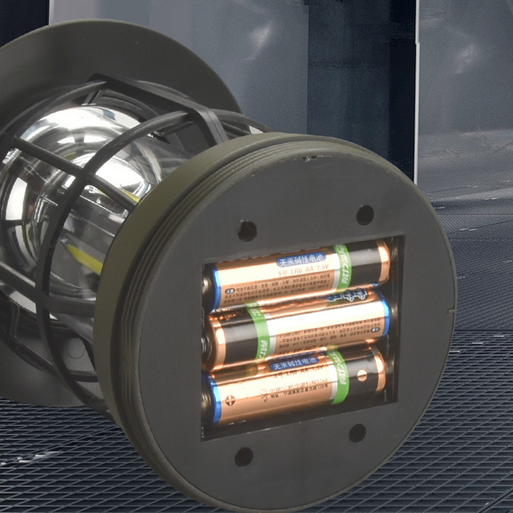 Batteriutrymmet med AA-batterier i botten av retrolyktan