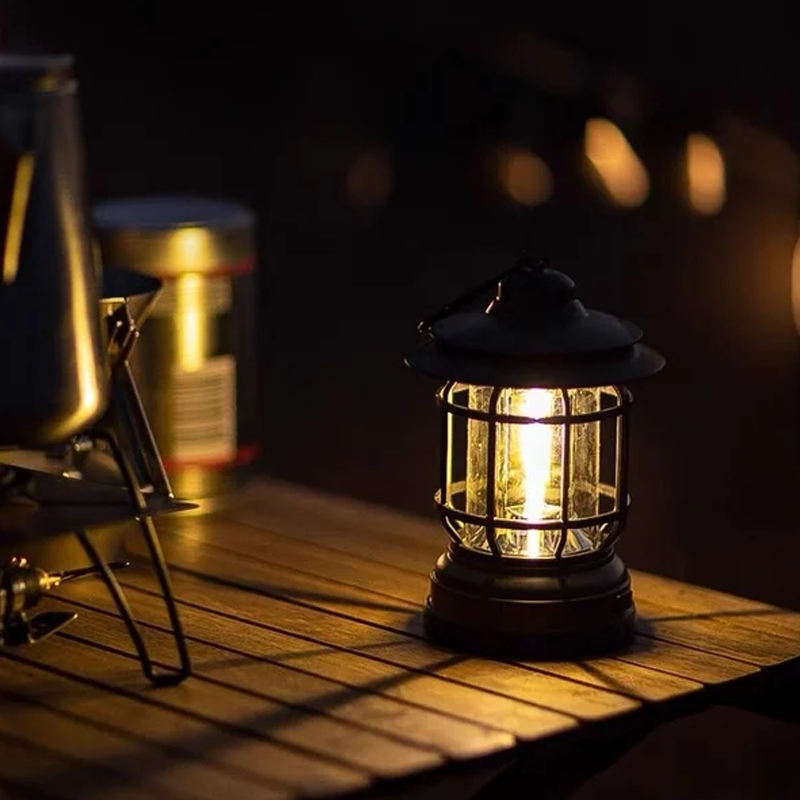 Retro LED-lykta på träbord i campingmiljö vid kvällsljus